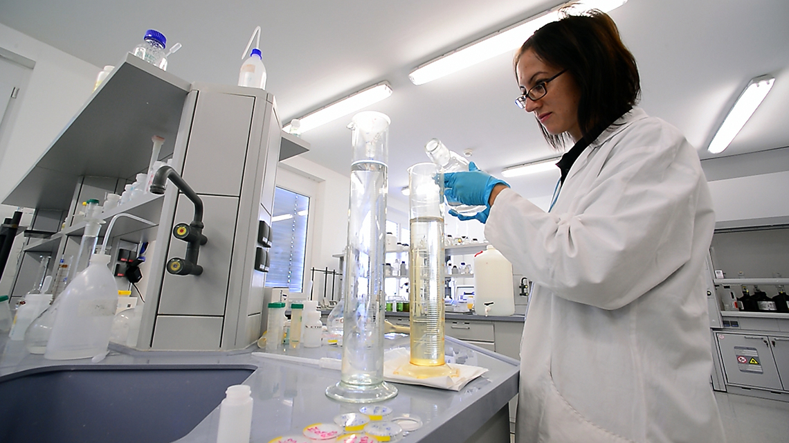 水質檢測人員正在稀釋待測水樣 水質檢測人員正在稀釋待測水樣